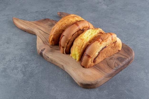 Zoete broodjes op een houten bord geplaatst.