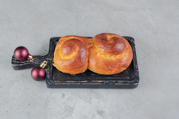 Zoete broodjes op een klein dienblad op marmeren tafel.