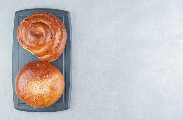 Gratis foto zoete broodjesgebakjes op zwart bord.