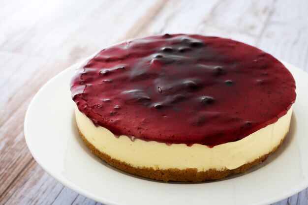 Zoete cheesecake op houten tafel