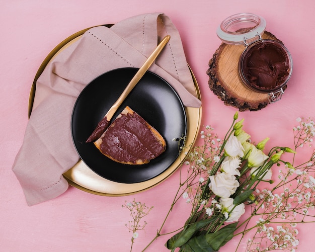 Zoete chocolade op brood plat lag