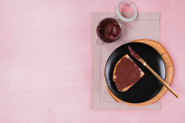 Zoete chocolade op de ruimte van het broodexemplaar