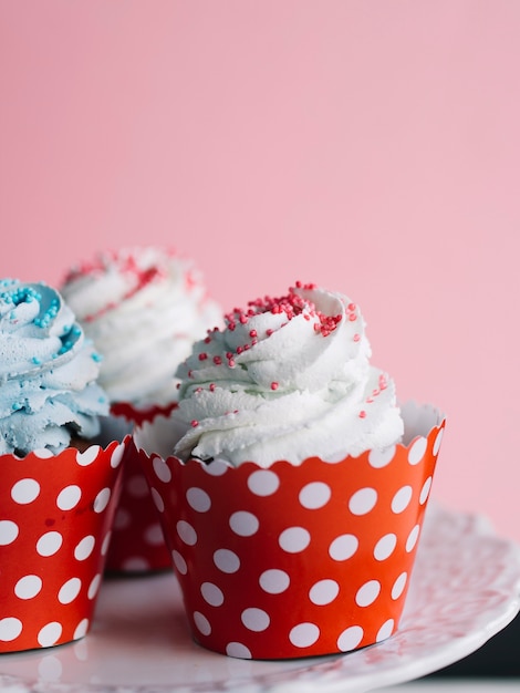 Zoete cupcakes met crème bovenop