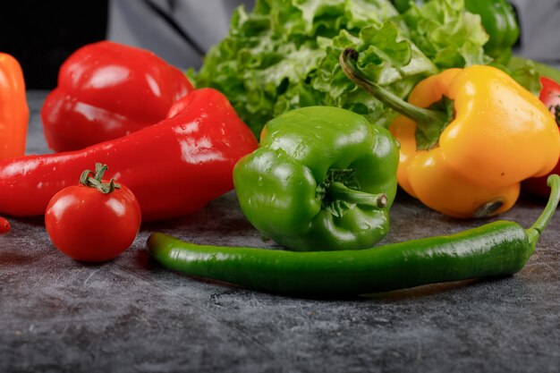 Zoete en chili pepers met tomaten en groen.