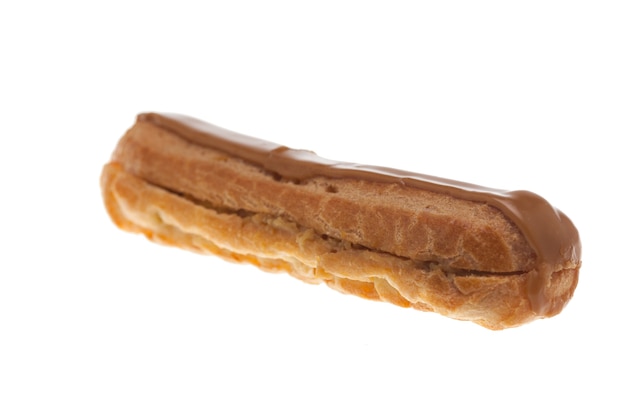 Gratis foto zoete geglazuurde eclaire geïsoleerd op witte achtergrond. traditioneel dessert