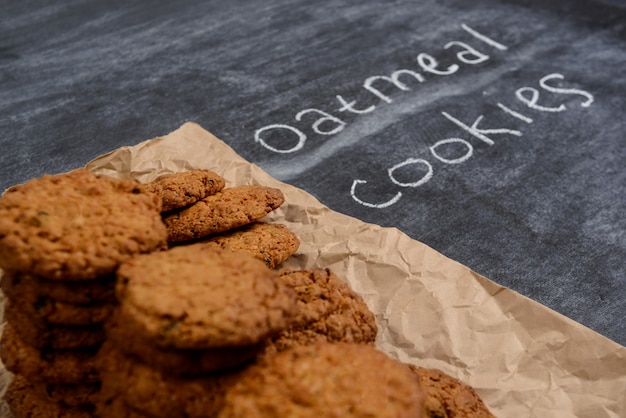 Gratis foto zoete havermout cookies op bakpapier op houten tafel