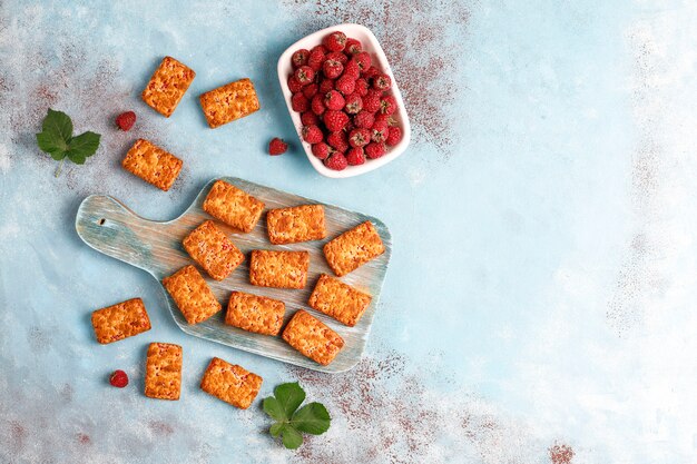 Zoete heerlijke frambozenjamkoekjes met rijpe frambozen, bovenaanzicht