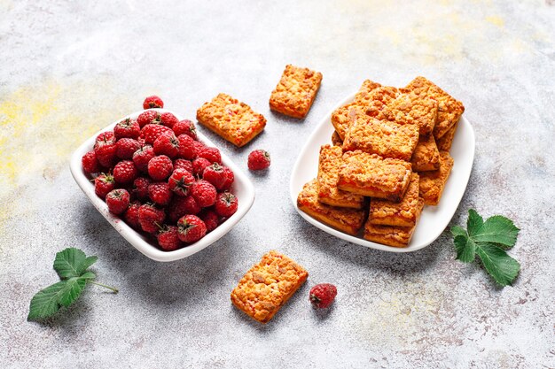 Zoete heerlijke frambozenjamkoekjes met rijpe frambozen, bovenaanzicht