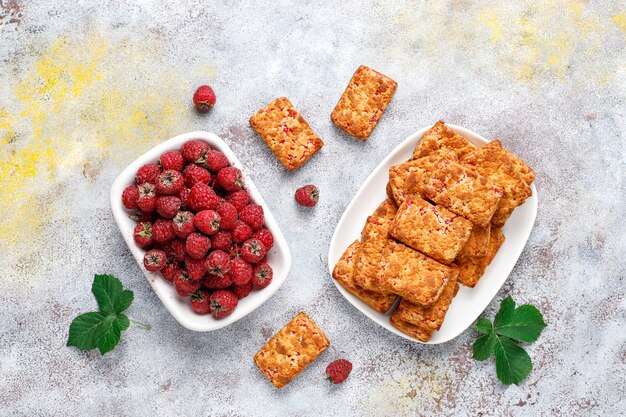 Zoete heerlijke frambozenjamkoekjes met rijpe frambozen, bovenaanzicht