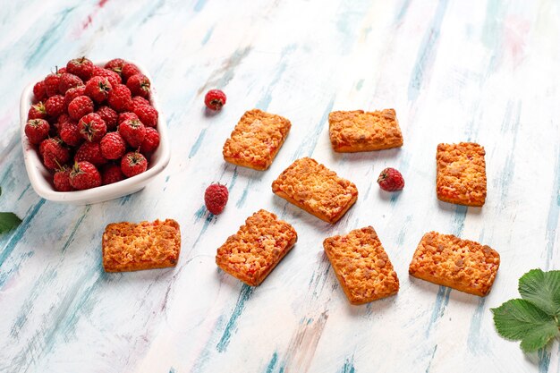 Zoete heerlijke frambozenjamkoekjes met rijpe frambozen