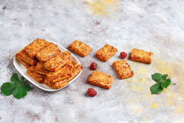 Zoete heerlijke frambozenjamkoekjes met rijpe frambozen