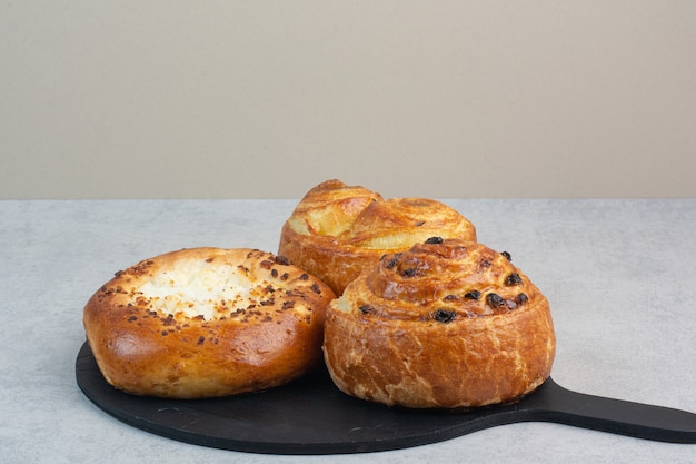 Zoete heerlijke gebakjes op een donker bord.