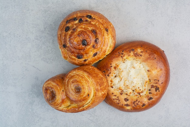 Gratis foto zoete heerlijke gebakjes op een donker bord.