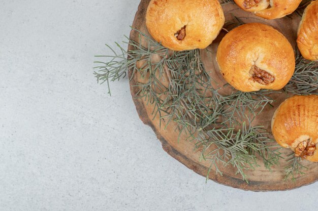 Zoete heerlijke ronde koekjes met walnoten op houten plaat.