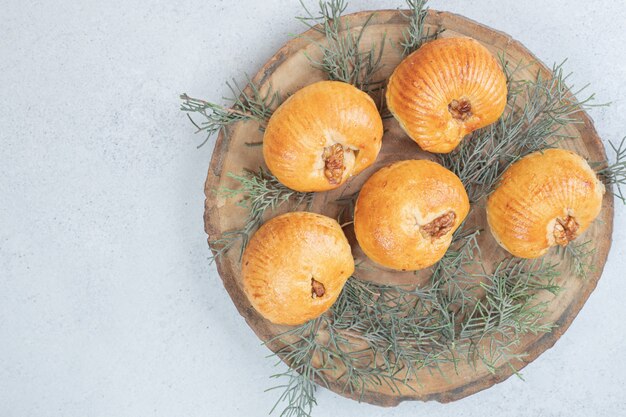 Zoete heerlijke ronde koekjes met walnoten op houten plaat