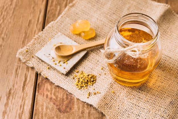 Zoete honing; bijenpollen zaden en snoepjes op zakdoek