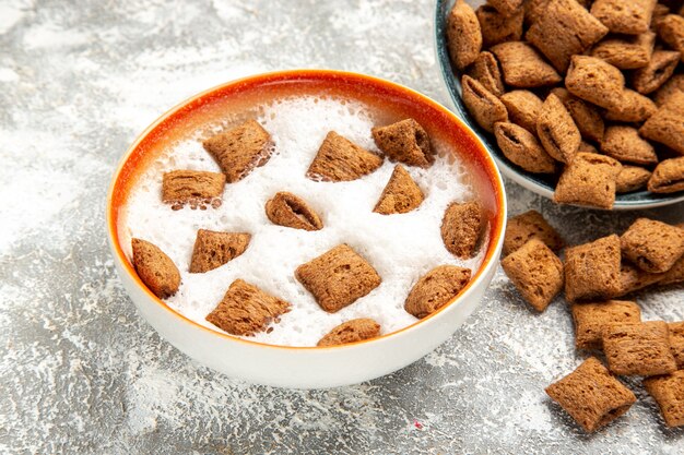 zoete hoofdkussenkoekjes met melk op wit