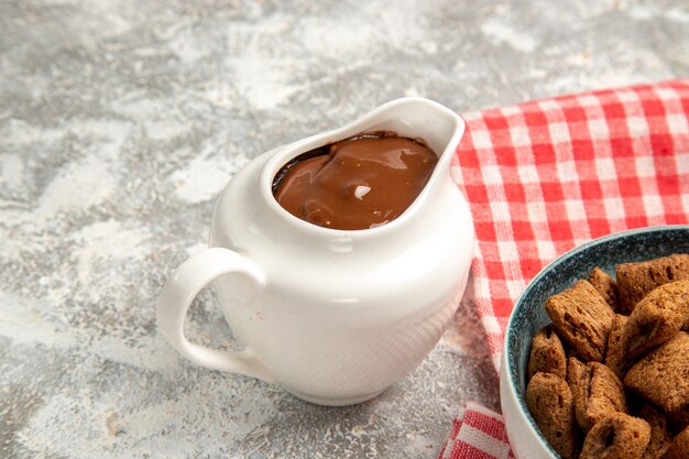 zoete hoofdkussenkoekjes op wit