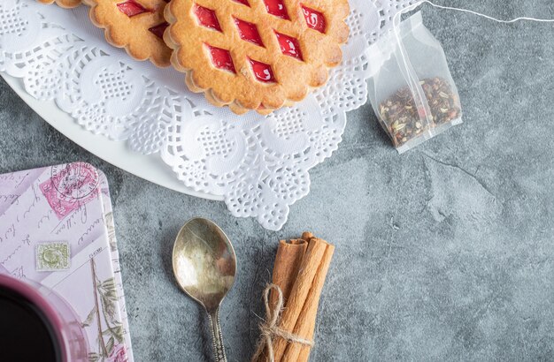 Zoete koekjes met lepel kaneelstokjes.