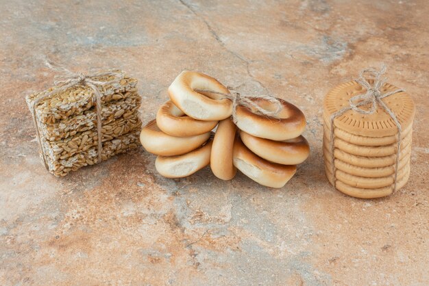 Zoete koekjes met verse pindakaasjes in touw