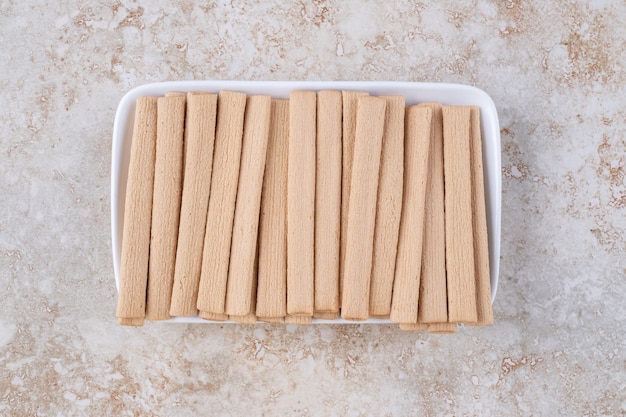 Zoete koekjes op een bord, op de marmeren tafel.