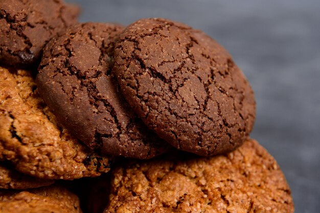 Zoete koekjes op houten tafel