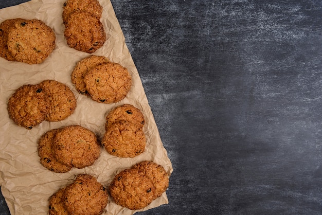 Gratis foto zoete koekjes op houten tafel