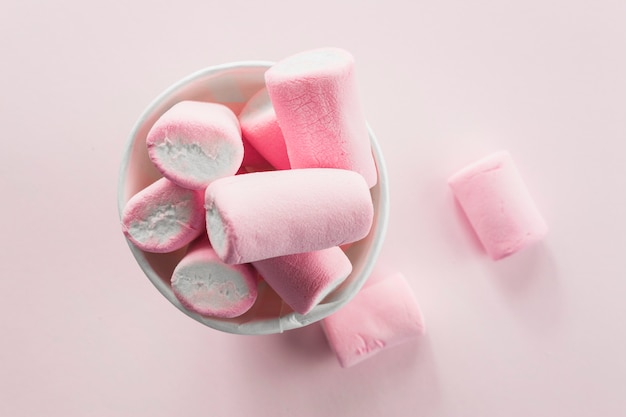 Zoete marshmallows in cup