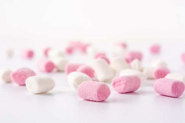 Zoete marshmallows topping geïsoleerd op witte achtergrond