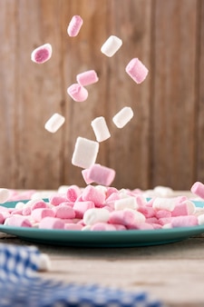 Zoete marshmallows topping in een blauw bord op houten tafel