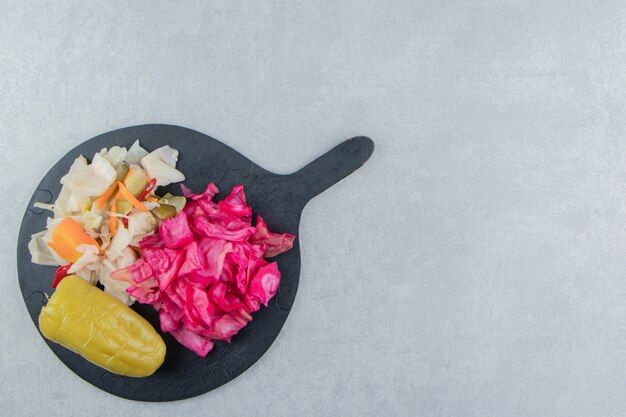 Zoete paprika en zuurkool op de snijplank
