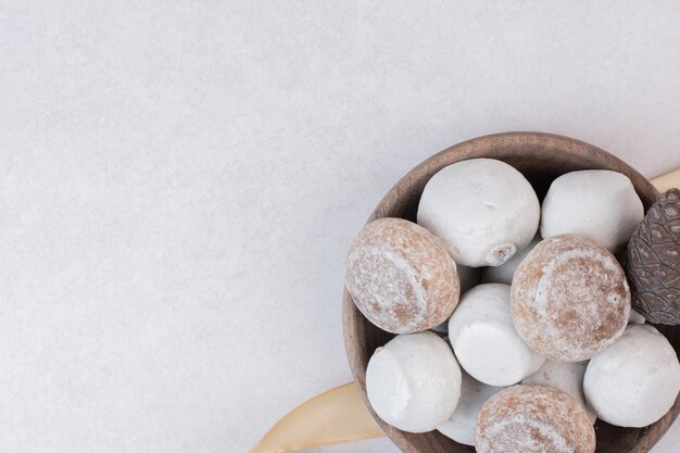 Zoete peperkoek met dennenappel op houten plaat