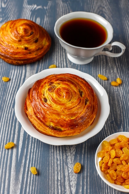 Zoete ronde franse broodjes met rozijnen.