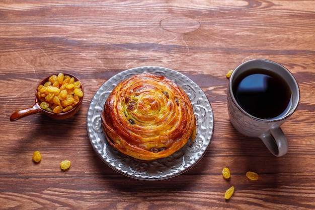 Zoete ronde Franse broodjes met rozijnen.