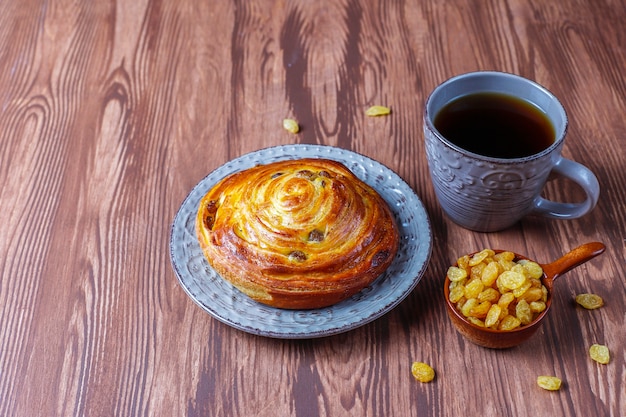 Zoete ronde Franse broodjes met rozijnen.