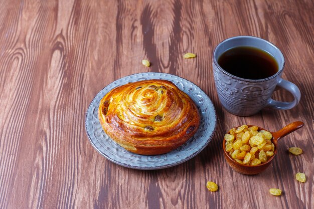 Zoete ronde Franse broodjes met rozijnen.