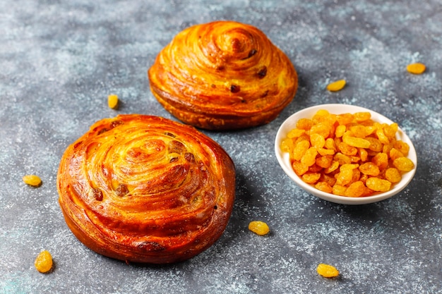 Zoete ronde franse broodjes met rozijnen.