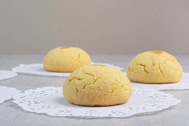 Zoete ronde koekjes op grijze achtergrond. Hoge kwaliteit foto