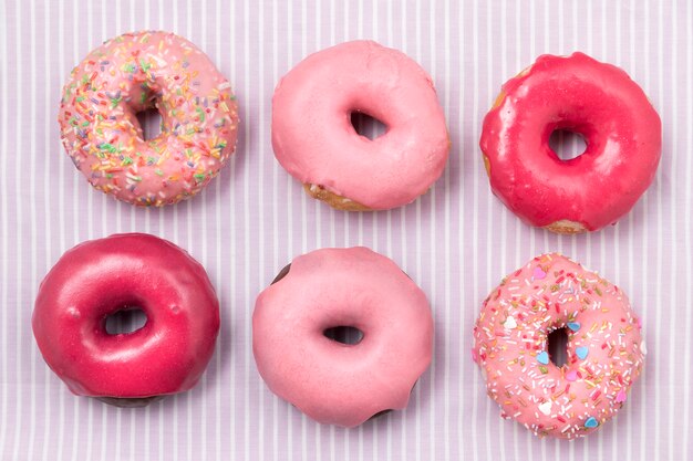 Zoete roze donuts plat lag