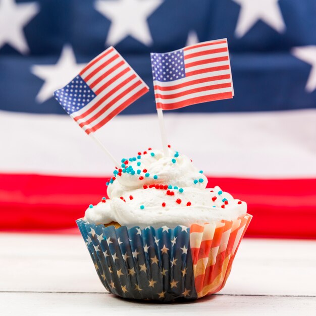 Zoete slagroom cupcake met Amerikaanse vlaggen