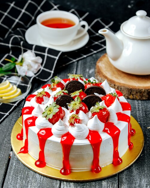 Zoete taart met room oreo en aardbeien