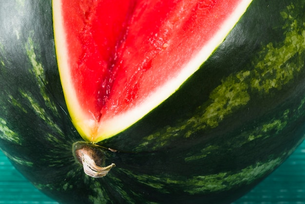 Gratis foto zoete watermeloen met rode rijpe kern