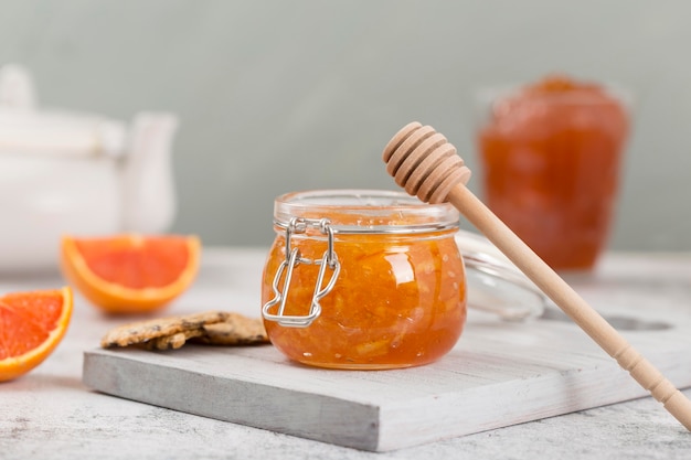 Zoete zelfgemaakte natuurlijke jam en honing Beer