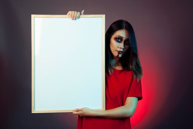 Gratis foto zombie meisje bedrijf whiteboard