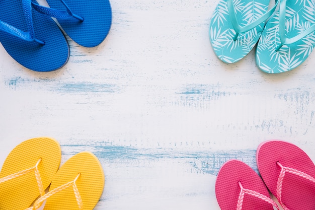 Zomer achtergrond met flip flops en copyspace