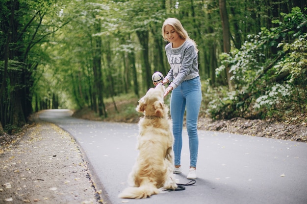 Gratis foto zomer ballen loyaliteit park persoon