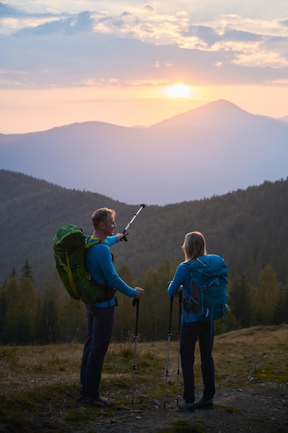 Zomer bergtrekking Twee reizigers wandelen in de bergen