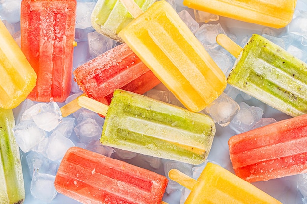 Gratis foto zomer concept diverse fruit ijslollys