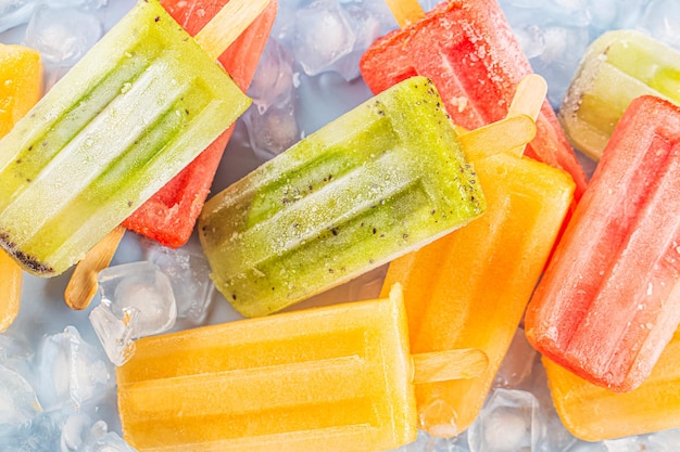 Gratis foto zomer concept diverse fruit ijslollys
