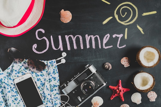 Gratis foto zomer concept met enkele elementen op schoolbord